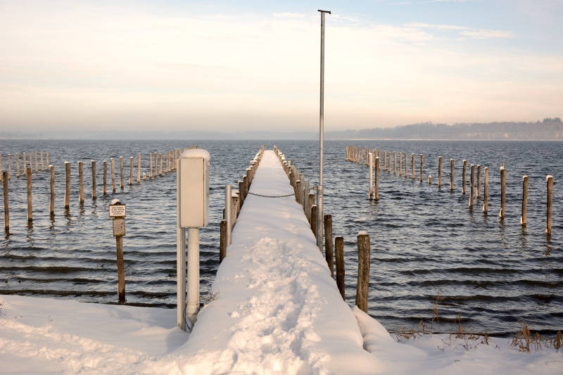 snow, land, post, 5K, web, outdoors, cold, beauty in nature, icy, horizon, pier, wooden post, sunset, tranquil scene, lake, cold temperature, water, jetty