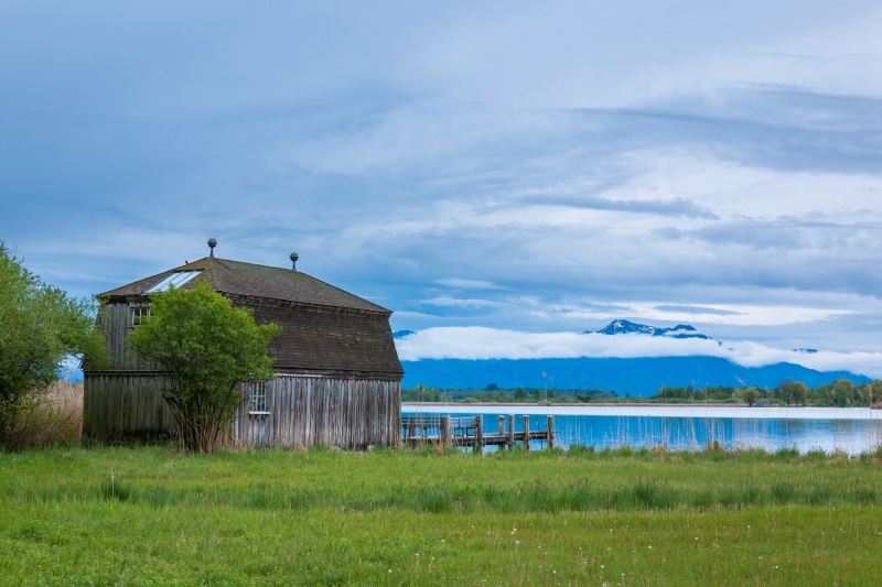 grass, web, scenics - nature, vacation, cloud - sky, hut, log cabin, built structure, water, 5K, beside, mountains, sky, alpine, building exterior, no people