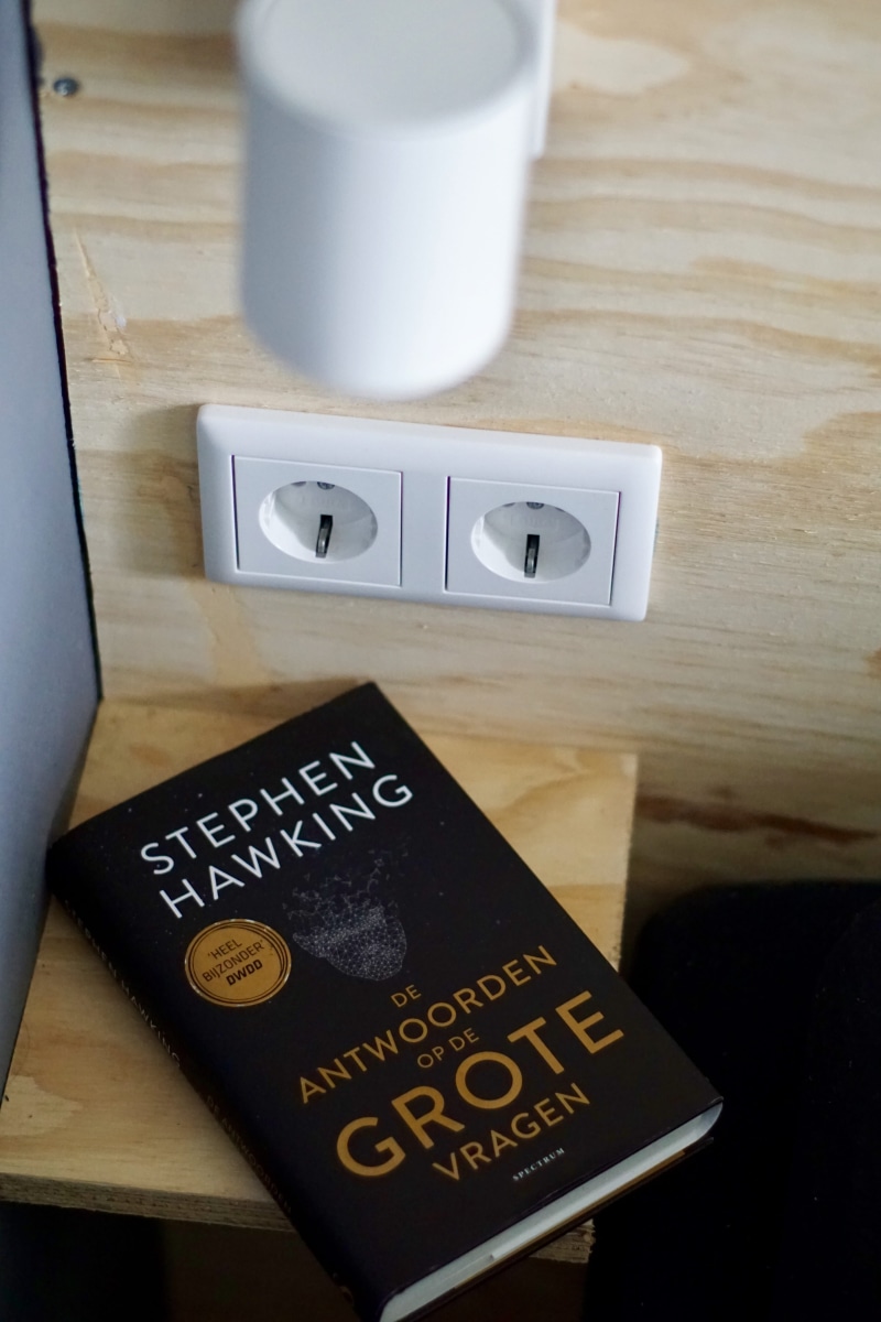 text, grote, stephen, table, antwoorden, design, adapter, mug, stephen hawking, vragen, high angle view, novel, drink, op, lamp, clock, indoors, bird, interior