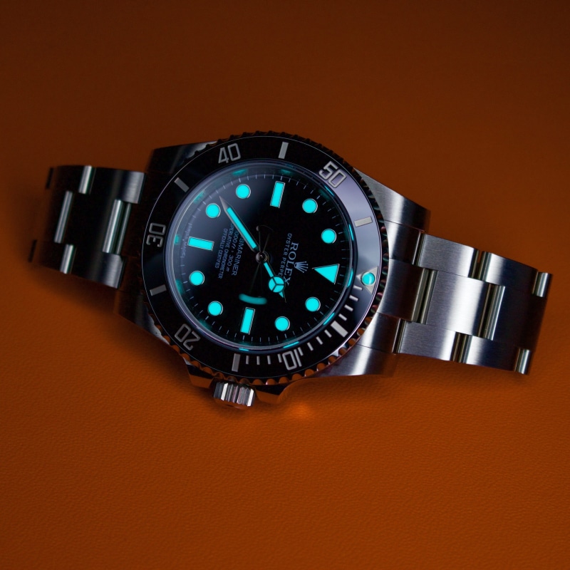wealth, single object, timer, indoors, 2K, luxury, studio shot, dial, minute hand, clock, colored background, copy space, steel, precision, countdown