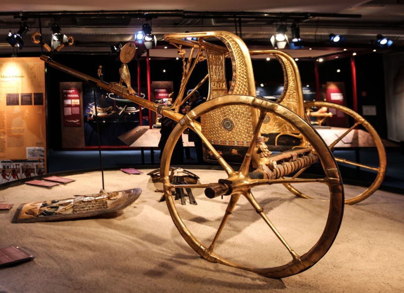 rope, metal, chariot, stationary, burial chamber, transportation, wheel, architecture, absence, pharaonic, indoors, egypt, light - natural phenomenon, garage