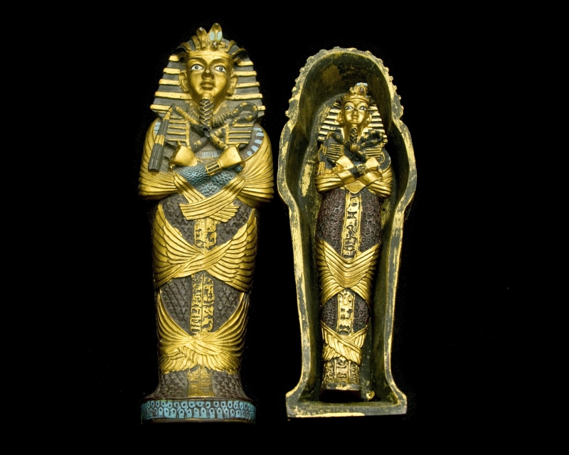 pharaoh, human representation, egyptian, belief, mummy, tomb, indoors, metal, the past, egypt, craft, studio shot, historical, ornate, representation, history