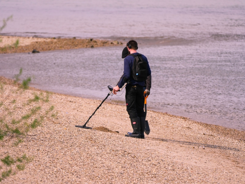 treasure, searching, soldier of fortune, adults only, treasure hunt, day, casual clothing, leisure activity, detectorists, water, rear view, beach, one man only