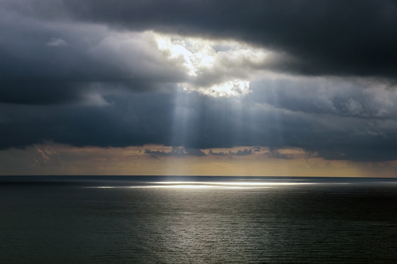 extreme weather, lights, crepuscular, beauty in nature, water, cloudy, sunbeam, torrential rain, sea, 2K, reflections, cloud - sky, scenics - nature, horizon
