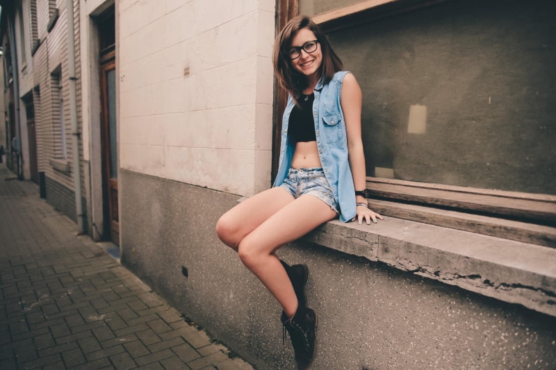 jean shorts, women, sitting, denim, blue, flat belly, shorts, s, belly, jean, vest, glasses, flat, 720P
