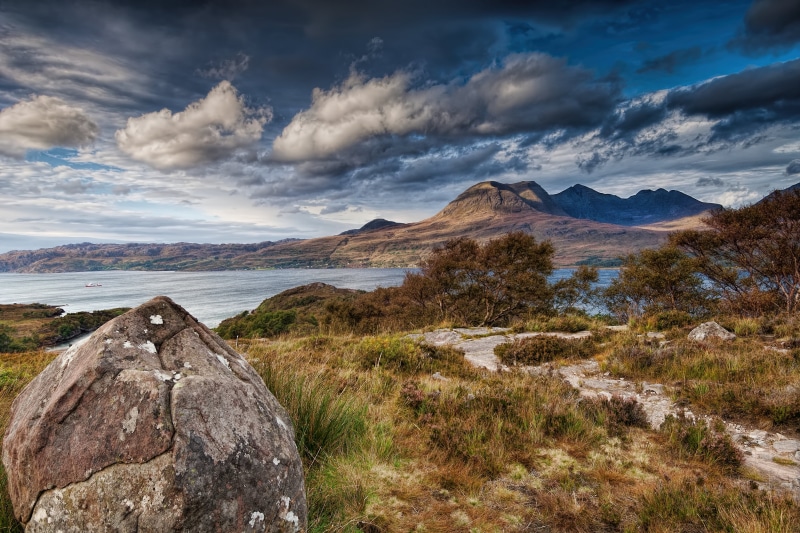 Loch Torridon, cloud - Sky, green, outdoors, weather, Glen Torridon, rock - Object, Auto_Focus, nature, grass, 4K, green grass, scenics, body of water