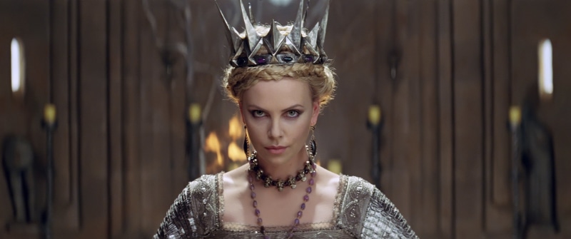 hairstyle, adult, beautiful woman, jewelry, Queen, 2K, looking at camera, young women, focus on foreground, Snow White and the Huntsman, ravenna, necklace