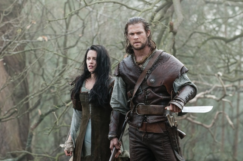 land, clothing, heterosexual couple, Kristen Stewart, two people, Chris Hemsworth, males, togetherness, plant, Movie, couple - relationship, young women