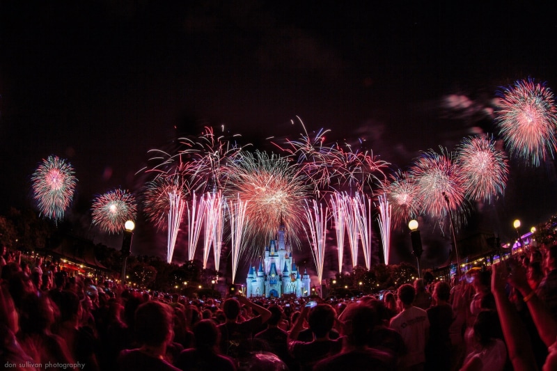 light, nightlife, real people, 1080P, firework, men, arts culture and entertainment, firework display, celebration, motion, excitement, sparks, architecture
