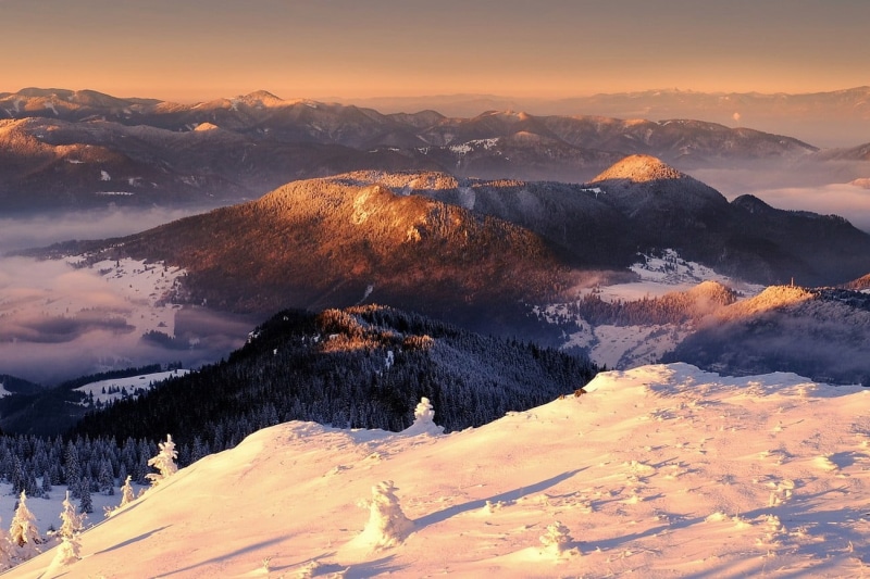 nature, snowcapped mountain, outdoors, mountain, clouds, beauty in nature, sunbeams, 720P, land, mountain range, cold temperature, snow, pine woodland