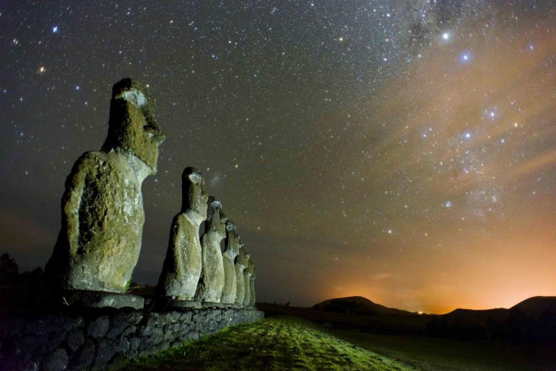 starry night, hills, statue, enigma, landscape, nature, Chile, Easter Island, Moai, night, 1080P, universe, monuments