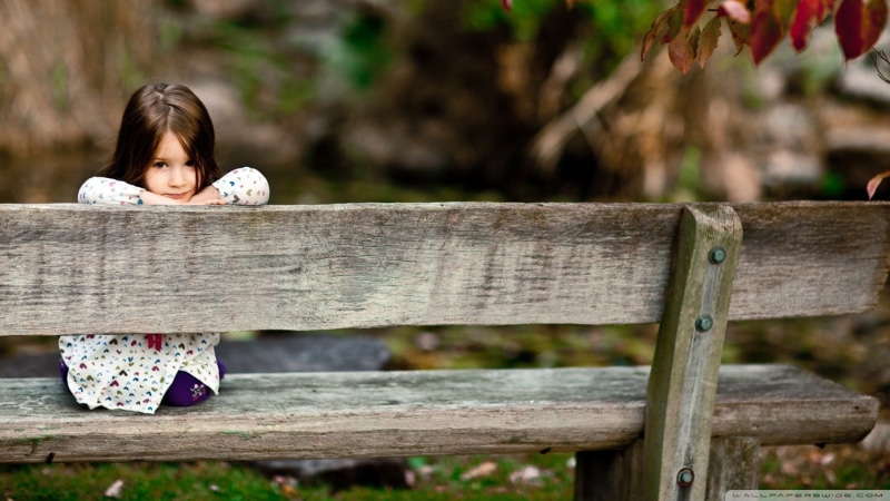 children, headshot, little girl, 1080P, brunette, hand, one person, smiling, baby, boundary, leaves, human face, portrait, fall, emotion, looking at camera