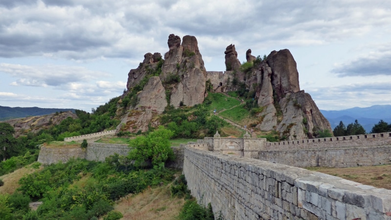 mountain, built structure, 4K, archaeology, cloud - sky, no people, plant, sky, travel, fortress, ancient, architecture, formation, ruined, travel destinations