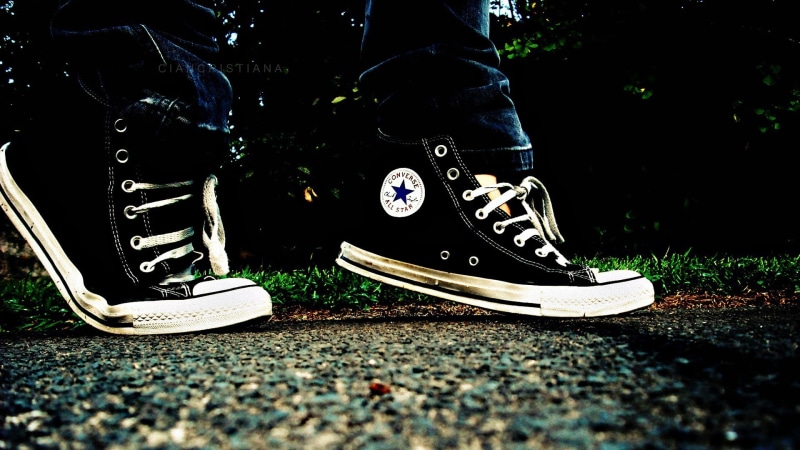 day, 1080P, standing, human foot, unrecognizable person, Converse, low section, casual clothing, one person, human leg, real people, shoelace, leisure activity