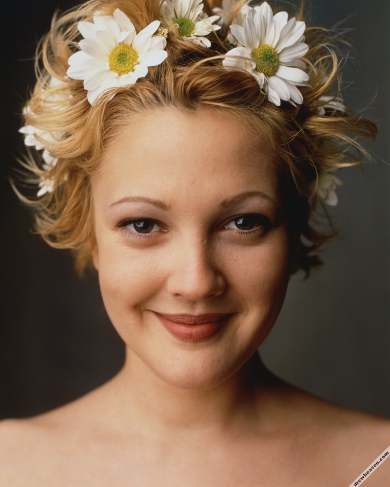 looking at camera, blonde, looking at viewer, 1080P, wearing flowers, portrait, flower in hair, smiling, human hair, happiness, simple background, teenager