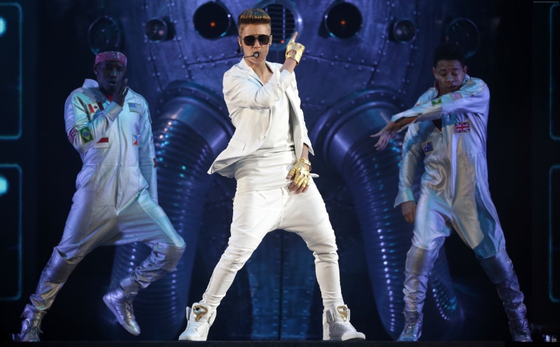 jeans, 4K, jacket, concert, music, artists, sneakers, Justin Bieber, golden gloves, white, T-shirt, Justin Drew Bieber