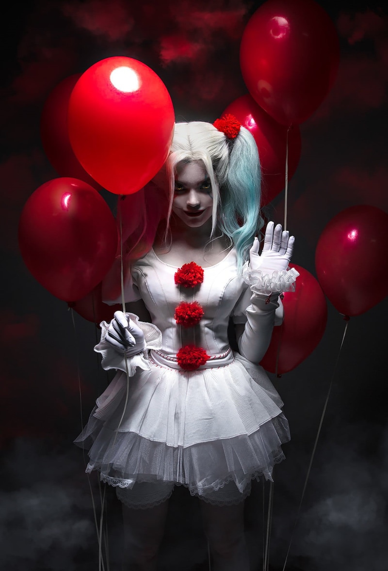 indoors, bizarre, dark, Sergey Shetukhin, horror, people, red, black background, emotion, It (movie), 720P, holding, spooky, helium, women, celebration
