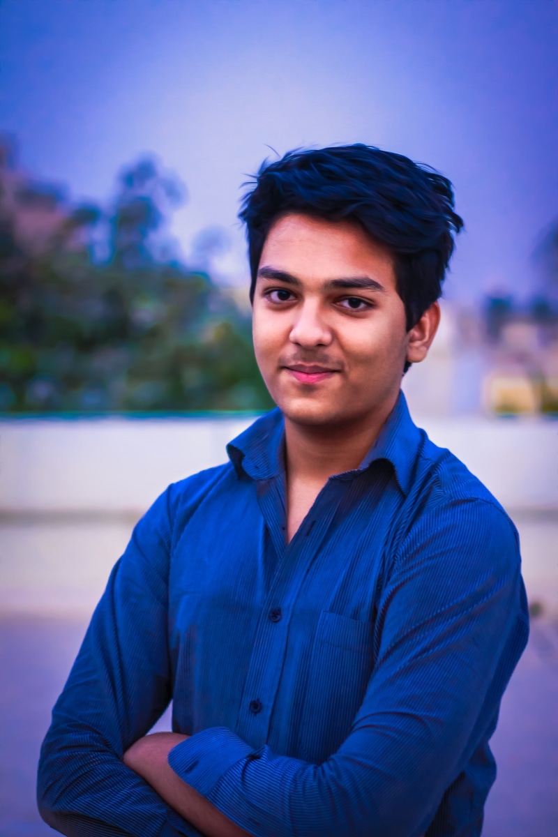 smile, young men, smiling, Man, hairstyle, beautiful people, young, men, looking at camera, worker, real people, casual, happy, leisure activity, alone