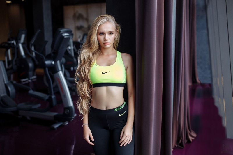 Nike, indoors, looking at viewer, leggings, sportswear, fitness model, blonde, women indoors, depth of field, portrait, Yulia Vasilyeva, Nikolay Bykov