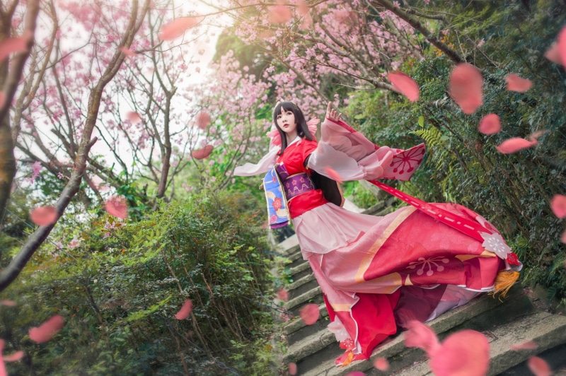 long, costume, petals, garden, look, pose, flowers, flowering, makeup, Sakura, style, outfit, Asian, bangs, brunette, 1080P, spring, dress, hem, red, trees
