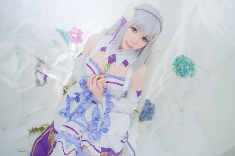 portrait, cosplay, bangs, elf, pose, look, white, outfit, eyes, chest, girl, cutie, blonde, Asian, hands, style, hairstyle, light background, 1080P, costume