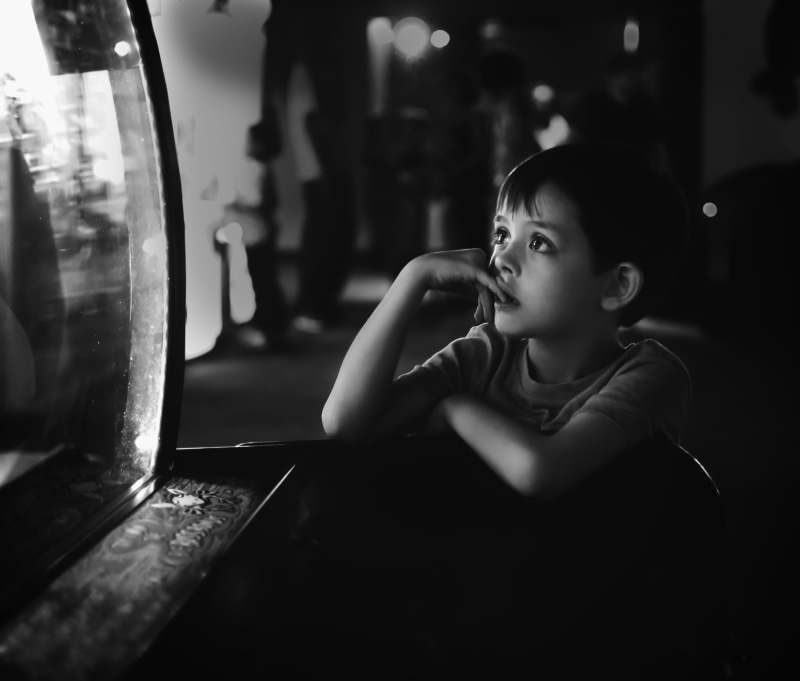 one girl only, think, grayscale, looking, girls, casual clothing, focus on foreground, 2K, photo, thoughtful, cute, leaning, portrait, boy, thinking, kitchen