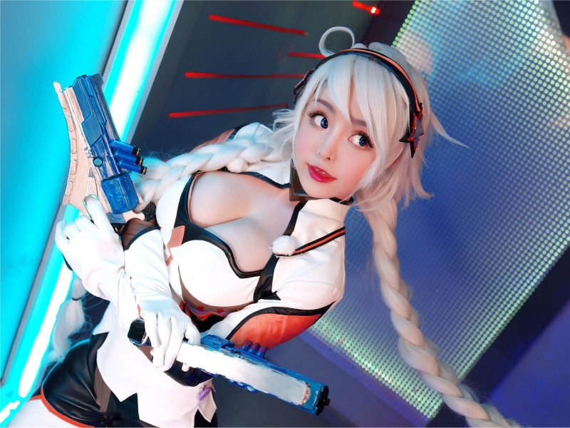 hair, cosplay, hairstyle, fashion, Guns Girl - School Day Z, adult, Kiana Kaslana, females, beautiful woman, beauty, blond hair, lifestyles, looking at camera