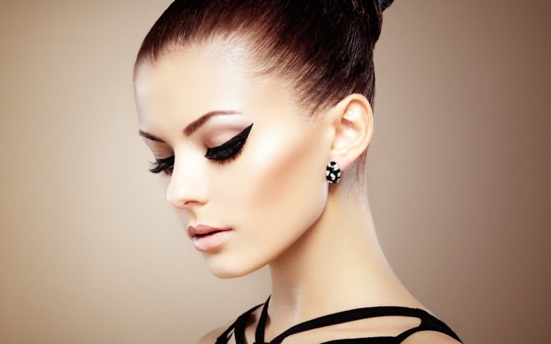 face, make-up, portrait, beautiful people, young adult, hair, elegance, adult, brunette, eyeliner, body part, luxury, glamour, eyelash, beauty, studio shot