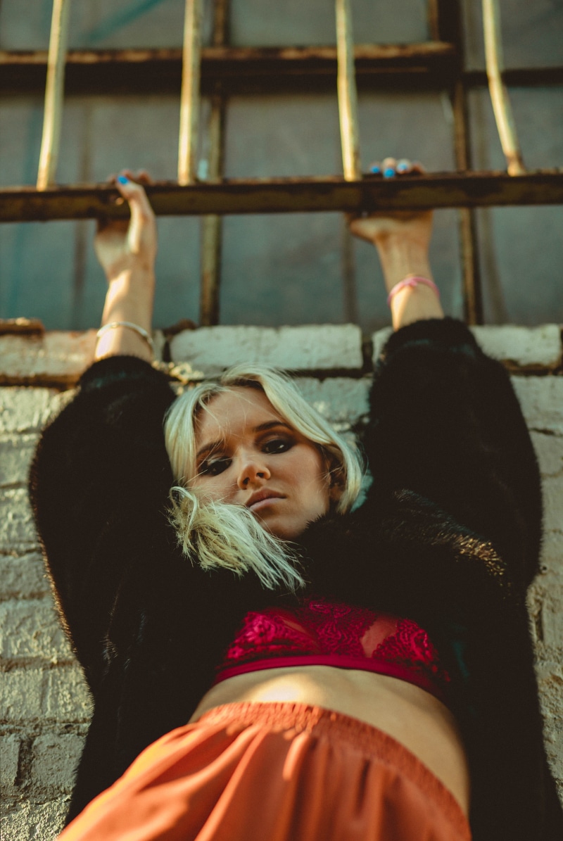 mind, adult, hanging, 4K, fashion, female, looking at camera, hair, beauty, mode, real people, human arm, waist up, leaning, hairstyle, beautiful woman