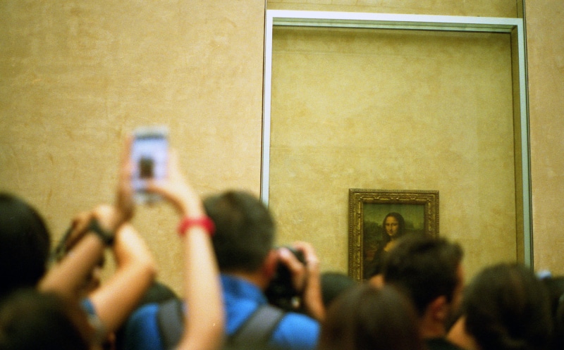room, mona lisa, selective, real people, smart phone, museum, iphone, built structure, humans, portrait, women, photo, close-up, picture, 2K, focus, crowd