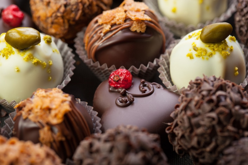 freshness, chocolates, snack, still life, berries, muffin, sweet, indulgence, dark, garnish, currants, baked, candy, sweets, sweet food, choice, nuts, 5K
