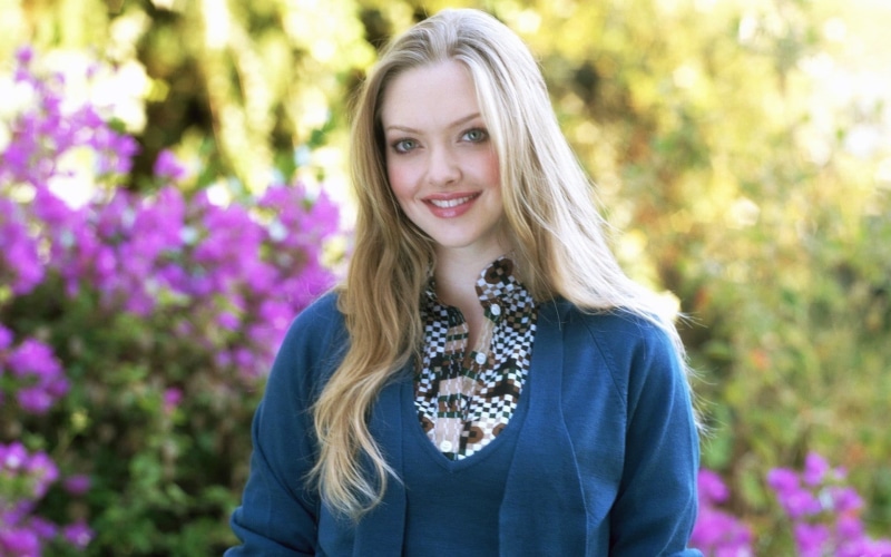 women outdoors, 1080P, actress, flower, one person, Amanda Seyfried, happiness, looking at camera, celebrity, young adult, adult, outdoors, hairstyle