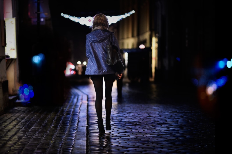noc, woman, ŚwiatŁa nocy, nightwalk, leisure activity, real people, outdoors, incidental people, stroll, solitude, ulica, architecture, standing, female