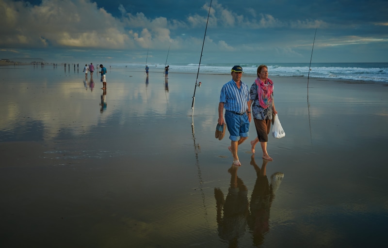 strolling, reflection, real people, water, horizon over water, full length, beauty in nature, leisure activity, people, nature, men, 4K, seashore, spain