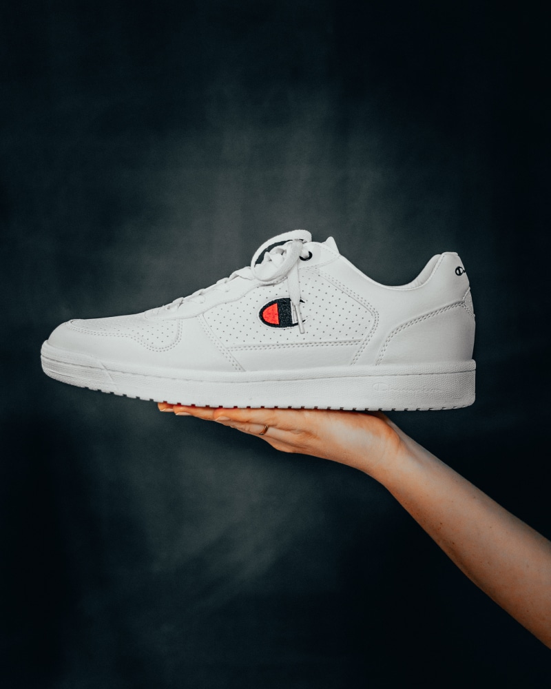 close-up, lifestyles, human, shoe, leisure activity, studio shot, photography, human hand, apparel, 5K, footwear, produkt, sneaker, person, produktfotografie