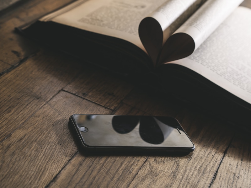 read, space, 4K, wood, valentine, reading, heart, iPhone 6, library, stack, smartphone, high angle view, technology, wisdom, school, personal accessory