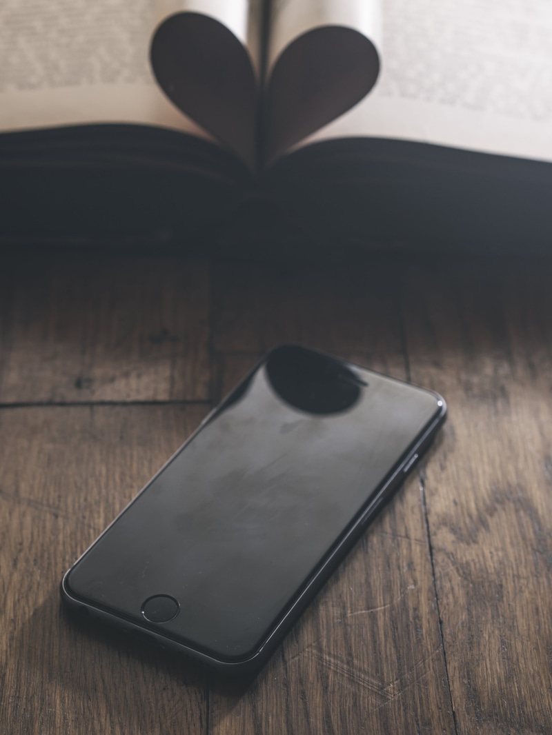 4K, vintage, indoors, phone, knowledge, color, bookcase, retro, no people, library, hardwood floor, nature, focus on foreground, writing, bookshelf, stack
