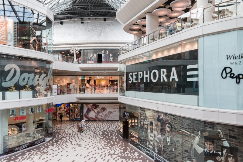 incidental people, store, lifestyles, western script, adult, men, crown, women, leisure activity, indoors, group of people, retail, shop, shopping, built structure