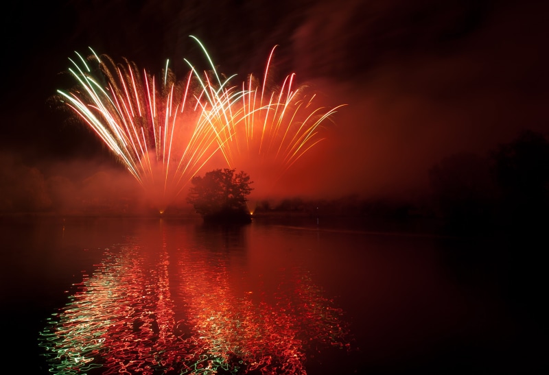 digital-camera, explosion, nighttime, family, celebration, colourful, gunpowder, SLR, photo, digital-slr, charity, night, Essex, Round Table, reflection