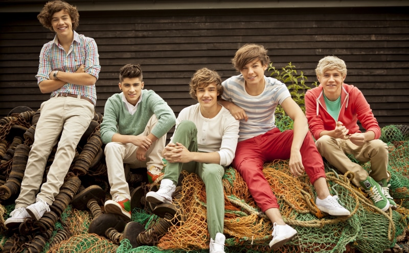 females, males, one, One Direction, emotion, outdoors, 5K, childhood, smiling, sitting, Boys, men, casual clothing, adult, direction, happiness, portrait