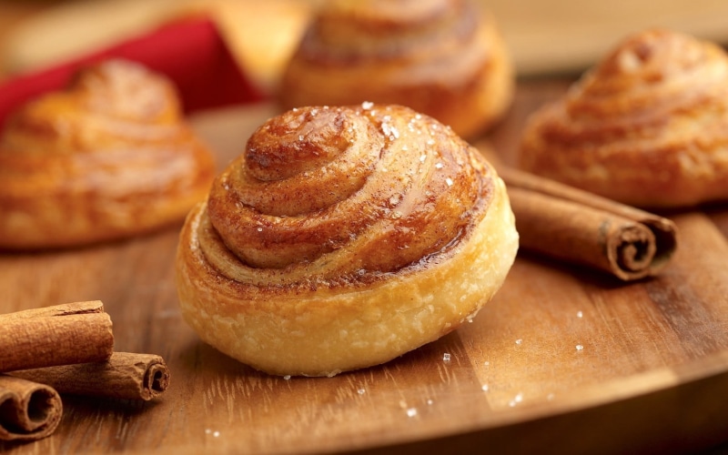 no people, cutting board, croissant, brown, breakfast, snack, baked pastry item, cinnamon, wood - material, homemade, close-up, food and drink, studio shot