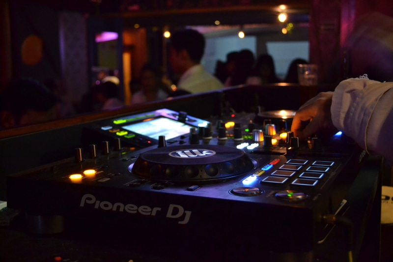 music, interior design, night club, club dj, incidental people, adult, #dj #club #lifestyle, people, video gaming, lcd screen, nightclub, 4K, night life