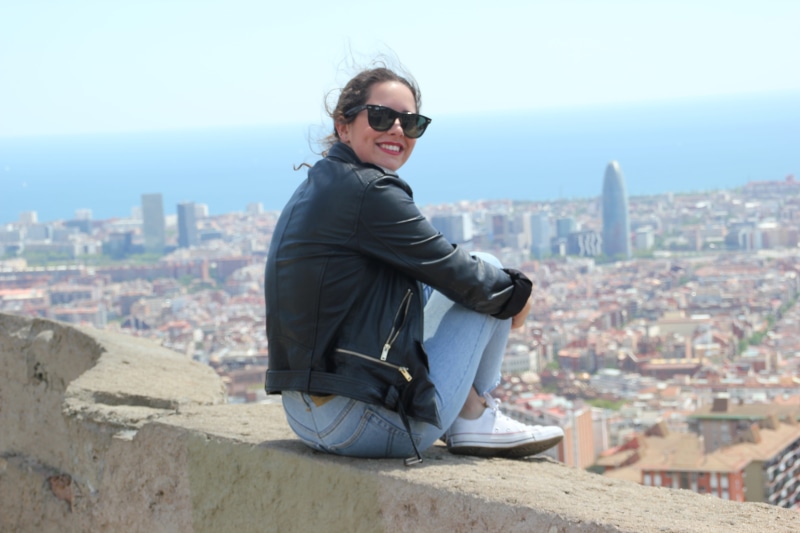 leisure activity, crowded, real people, fashion, panoramic, lifestyles, sea, portrait, built structure, city, glasses, barcelona, outdoors, smiling, sunglasses