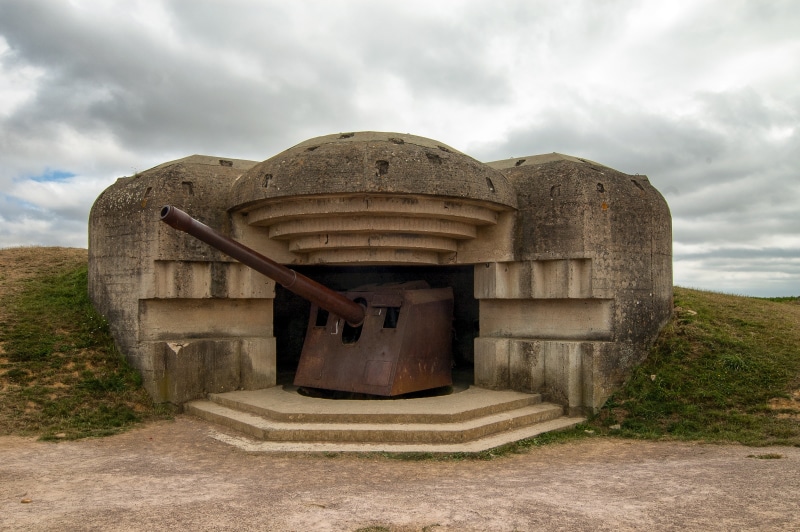 d-day, bunker, outdoors, cloud - sky, no people, rural scene, land, grass, 4K, france, direction, battery, day, longues-sur-mer, architecture, field, the past
