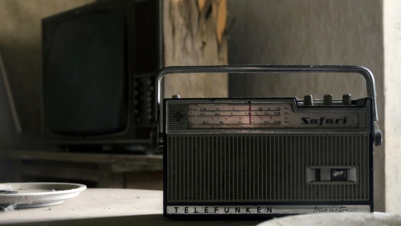 dust, metal, analog, still life, communication, indoors, music, tray, abandoned, old, electrical equipment, technology, vintage, 1080P, retro styled, television sets