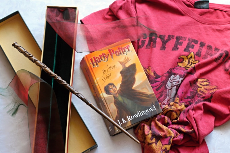 communication, castle, table, clothing, pattern, text, the past, story, read, books, reading, warts, history, architecture, non-western script, rowling