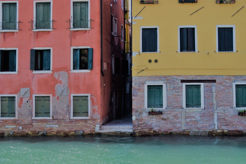 italy, facade, vintage, street, nature, Houses, window, reflection, building Exterior, red, exterior, architecture, home, alley, Venice, residential district