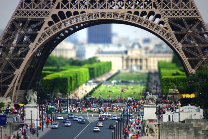 travel destinations, mode of transportation, travel, arch, outdoors, tower, transportation, street, Eiffel Tower, eiffel, crowd, 2K, traffic, high angle view