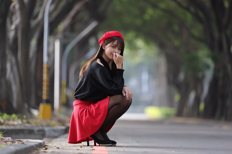 squatting, 1080P, depth of field, trees, women, berets, nylon stockings, model, red skirt, high heels, Asian, alleyway