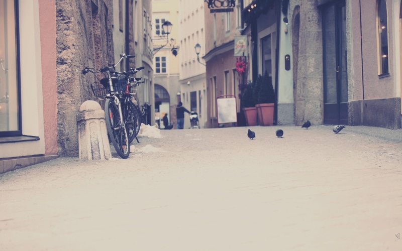snow, winter, building exterior, 2K, city, incidental people, alley, day, bicycle, alleyway, transportation, the way forward, pigeons, outdoors, house